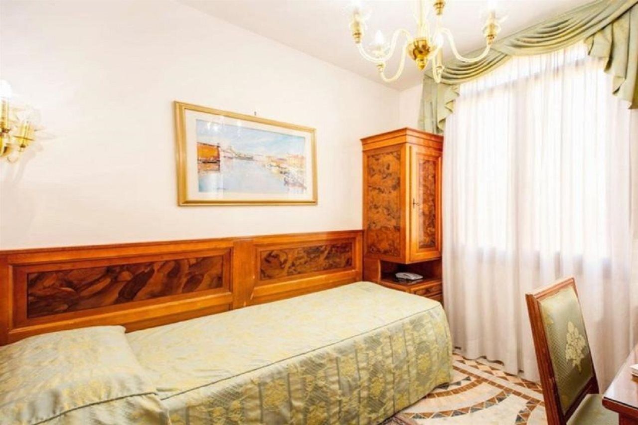Antica Casa Carettoni Hotel Venetië Buitenkant foto